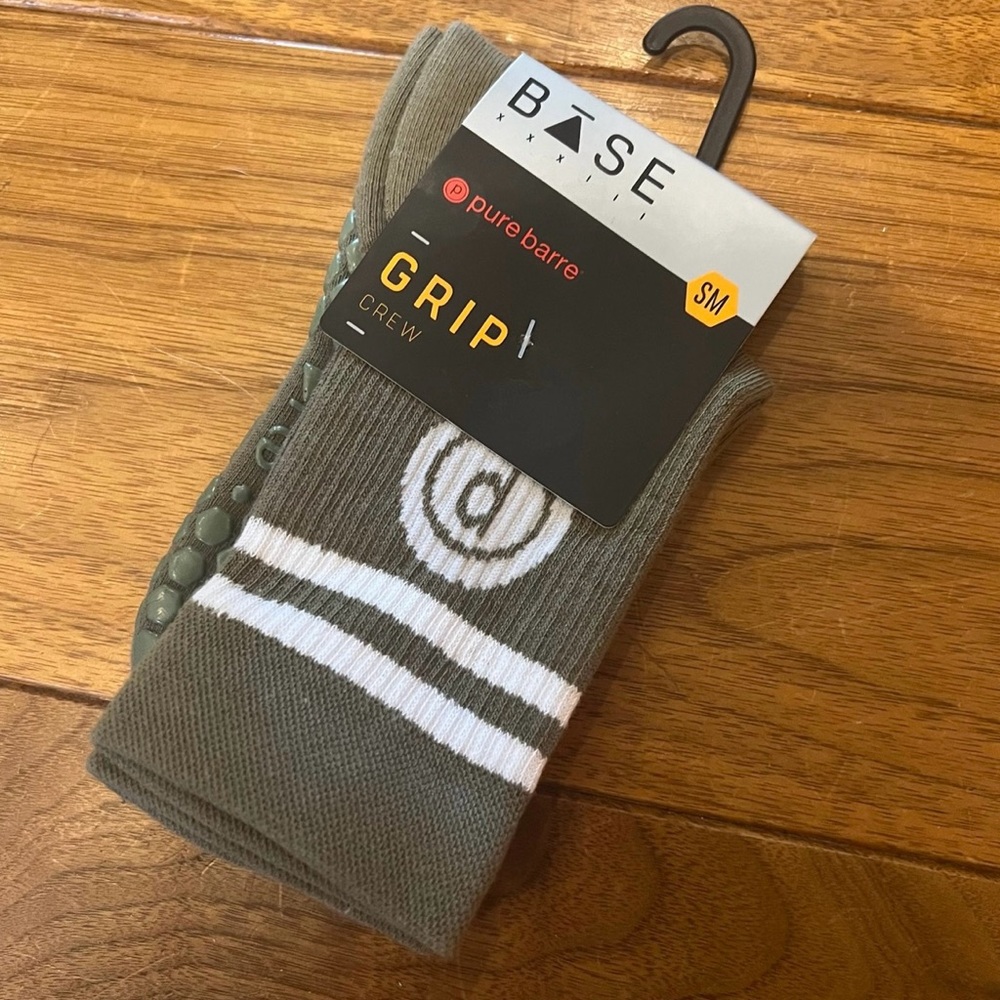 NWT! Pure Barre x GRIP Crew socks P logo Sticky Socks Small